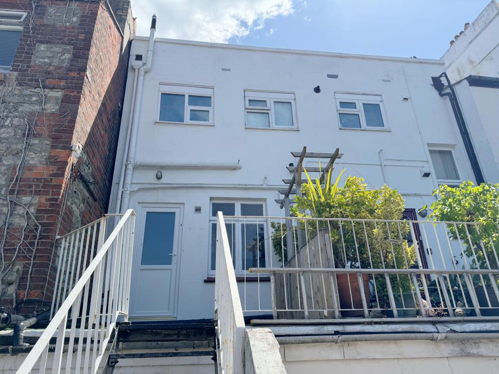 Lot: 184 - TWO-BEDROOM TOWN CENTRE MAISONETTE FOR INVESTMENT OR OWNER OCCUPATION - View of the access to the flat